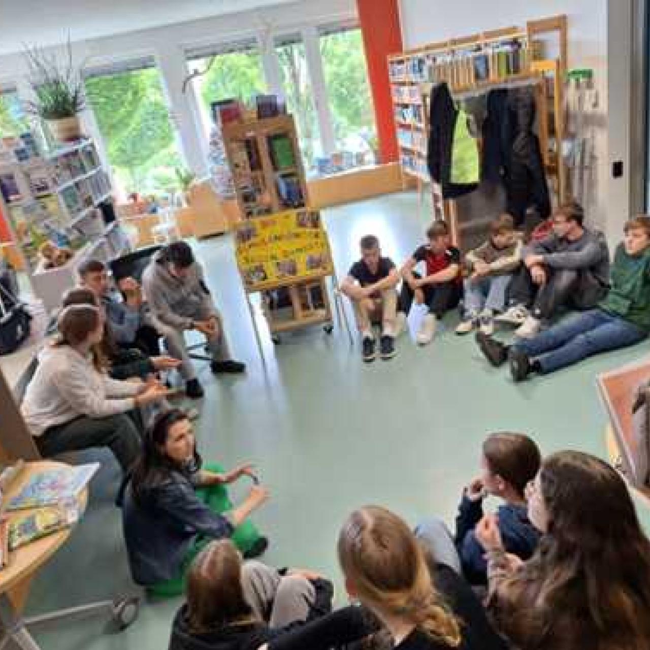 MS besucht die Bücherei